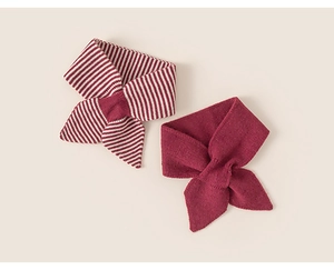 Dettaglio delle sciarpe a incrocio in maglia a righe rosse e bordeaux tinta unita