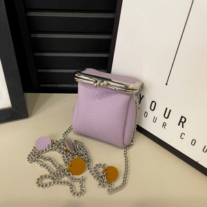 Mini borsa per rossetto in pelle lavanda con chiusura argento e ciondoli colorati