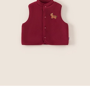 Détail du gilet en polaire rouge pour enfants avec boutons-pression et broderie cheval