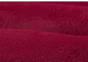 Gros plan détaillé de la texture douce du tissu polaire corail rouge pour gilet enfant