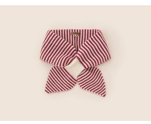 Dettaglio della sciarpa in maglia a righe rosse e bianche con nodo a incrocio per bambini