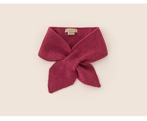 Dettaglio della sciarpa in maglia bordeaux per bambini con design incrociato e etichetta fatta a mano