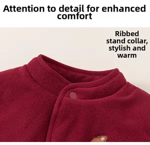 Gros plan sur le gilet en polaire bordeaux avec col montant et boutons-pression