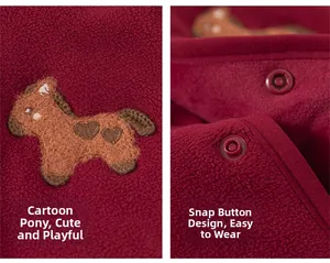 Détail du gilet en polaire rouge enfant avec broderie poney et boutons-pression pratiques