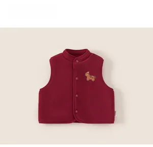 Détail du gilet en polaire bordeaux pour enfants avec broderie cheval et boutons-pression