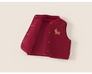 Détail du gilet en polaire rouge pour enfant avec broderie poney et boutons-pression
