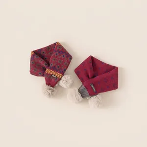 Sciarpa lavorata a maglia per bambini bordeaux con fiori, rombi e pompon beige