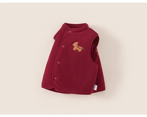 Détail de la veste en polaire rouge pour enfants avec broderie cheval et boutons-pression