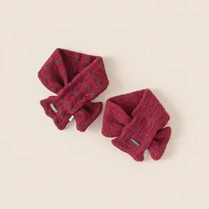 Sciarpe in maglia bordeaux per bambini con design a incrocio a fiocco e motivi jacquard a onde