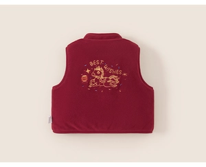 Détail du gilet en polaire rouge pour enfant avec broderie cheval et texte Best Wishes
