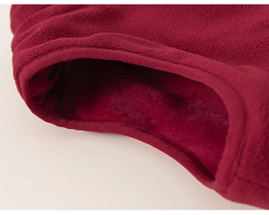 Vue macro de la texture polaire douce et de la doublure épaisse de ce gilet d'hiver