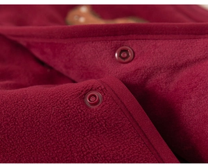 Détail du tissu polaire rouge avec fermeture à bouton-pression et texture douce enfant