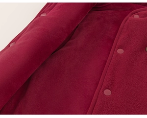 Détail de la doublure polaire rouge et des boutons-pression sur le gilet enfant