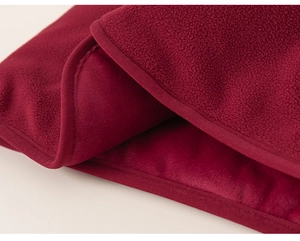 Gros plan sur le tissu en flanelle rouge bordeaux épais avec bordure cousue précise