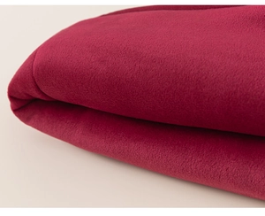 Vue macro du tissu en flanelle rouge épais pour gilet d'hiver chaud pour enfants