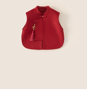 Détail de la veste traditionnelle chinoise du Nouvel An rouge avec glands et nœuds