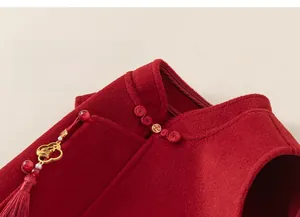 Détail du gilet rouge de style chinois avec boutons traditionnels et glands rouges