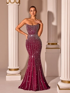 Détails de robe de soirée sirène bordeaux de luxe avec broderies de perles et paillettes