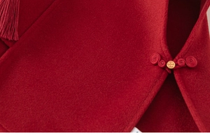 Détail de la veste chinoise rouge pour enfant avec bouton pankou et pompon