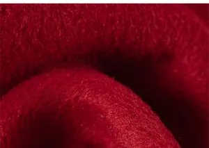 Gros plan sur la texture du tissu polaire rouge montrant la chaleur pour vêtements d'enfant