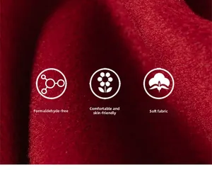 Macro d'un tissu rouge doux montrant des détails de matière agréables et très soyeux