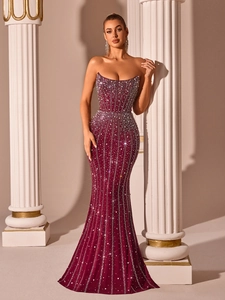Détail de la robe sirène bordeaux bustier ornée de strass argentés et de perles de luxe
