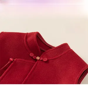 Vue détaillée du gilet d'hiver rouge avec boutons traditionnels chinois et col montant