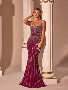 Détail des strass argentés scintillants sur la robe de soirée de luxe bordeaux sirène