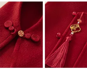 Détail du gilet rouge du Nouvel An chinois avec boutons traditionnels et gland nuage