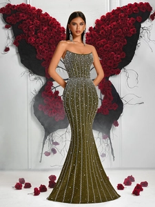 Détail d'une robe de soirée sirène vert olive avec des strass argentés verticaux