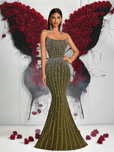 Détail de la robe sirène vert olive avec paillettes verticales et finitions luxueuses