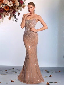 Détail de la robe sirène champagne avec strass verticaux et perles brillantes