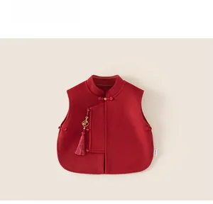 Détail du gilet rouge du Nouvel An chinois pour enfants avec boutons et pompon traditionnels