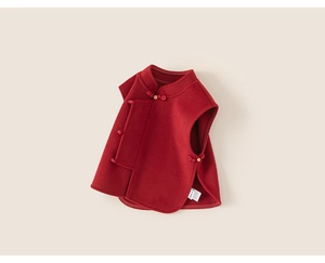 Détail d'un gilet traditionnel chinois rouge pour enfant avec col officier et boutons