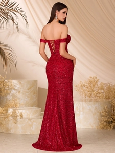 Elegante abito da sera a sirena bordeaux con paillettes, spalle scoperte e lacci dietro