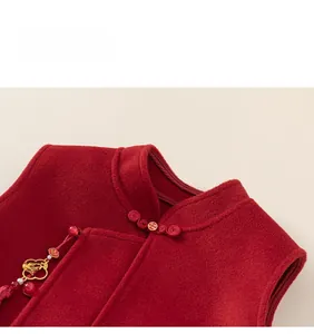 Détail du gilet rouge avec nœud traditionnel et pendentif nuage ruyi en métal