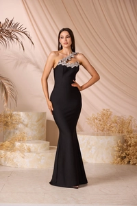 Dettaglio di ricami floreali in paillettes e strass argentati sull'abito da sera nero monospalla