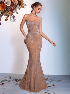 Détail de la robe de soirée sirène bustier ornée de strass et paillettes argentés