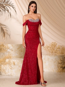 Elegante abito da sera bordeaux con paillettes, cristalli e spacco laterale