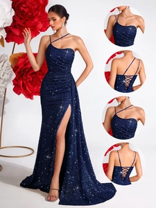 Détails de la robe à paillettes bleu marine avec bretelles croisées et fente haute