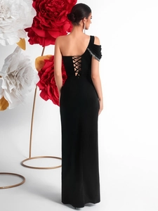Robe de soirée noire élégante à une épaule avec détails en diamants et dos lacé croisé