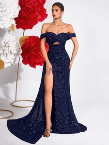 Robe de soirée élégante à paillettes bleu marine avec décolleté bardot et fente haute