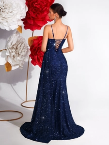 Robe de soirée élégante à paillettes bleu marine avec un dos nu à lacets sophistiqué