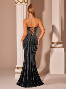 Robe de soirée sirène noire élégante avec rayures de diamants et design sans bretelles