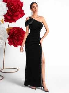 Robe de soirée noire élégante à une épaule avec strass brillants et fente latérale