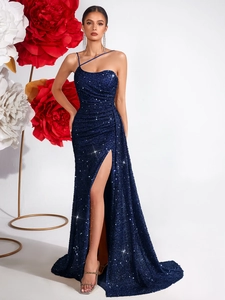 Robe de soirée élégante à paillettes bleu roi avec épaule dénudée et fente latérale