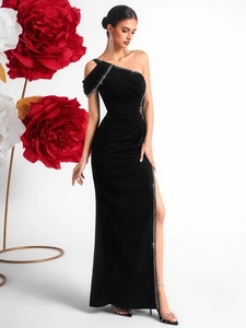 Robe de soirée noire élégante à une épaule avec bordure en strass et fente latérale