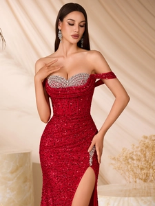 Dettaglio degli strass argentati brillanti sulla scollatura a cuore dell'abito bordeaux