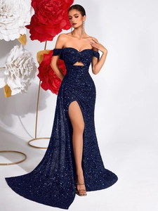 Robe de soirée bleu foncé à paillettes, épaules dénudées, fente haute et traîne élégante