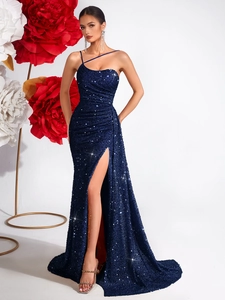 Robe de soirée élégante à paillettes bleu marine avec épaule dénudée et fente haute